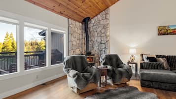 TV connectée, cheminée, lecteur de DVD, baby-foot