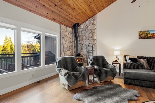 Forest View Cabin - 4 BR, Family & Pet-Friendly, AC, Game Area, & Close Hiking