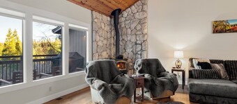 Forest View Cabin - 4 BR, Family & Pet-Friendly, AC, Game Area, & Close Hiking