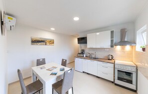 Fridge, oven, stovetop, coffee/tea maker