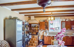 Frigorífico, microondas, placa de cocina y lavavajillas