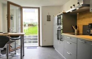 Jääkaappi, uuni, liesi, astianpesukone