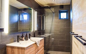 Shower, hair dryer - Beach front home in Risør with ethernet internet (Risør)