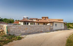 Exterior - Awesome home in Klimni (Klimni)