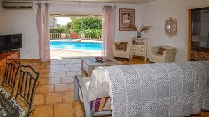 Room - Gorgeous home in Aleria (Aleria)