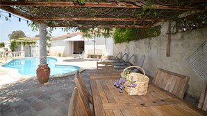 Outdoor dining - Gorgeous home in Aleria (Aleria)
