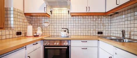 Frigorífico, horno, placa de cocina y lavavajillas