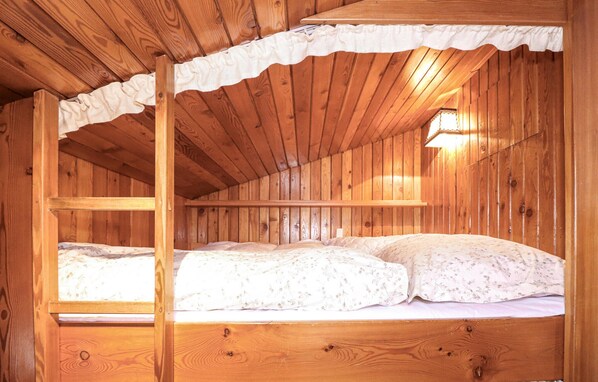 2 bedrooms, travel cot, free WiFi