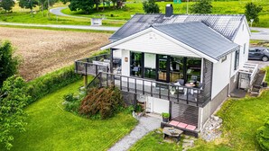 A modern house with a balcony, a small deck, and a driveway. - Gorgeous home in Vestnes with WiFi (Vestnes)