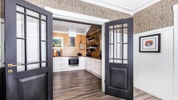 Kjøleskap, kokeplater, oppvaskmaskin og kaffetrakter/tekoker