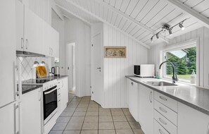 Fridge, stovetop, dishwasher, coffee/tea maker - Cozy home in Væggerløse with sauna (Væggerløse)