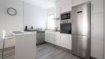 Frigorífico, placa de cocina y lavavajillas