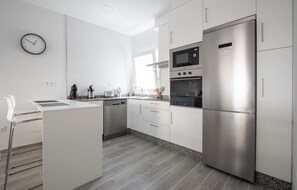 Fridge, microwave, stovetop, dishwasher