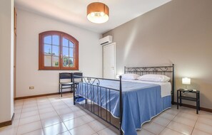 2 bedrooms, travel cot, free WiFi, bed sheets