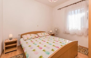 4 bedrooms, iron/ironing board, free WiFi, bed sheets
