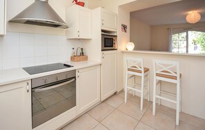 Réfrigérateur, four, lave-vaisselle, cafetière/bouilloire