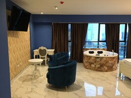 Minibar, escritorio, wifi gratis y ropa de cama 