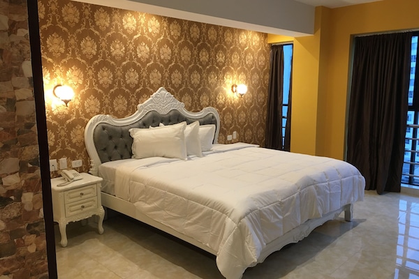 Premium Studio Suite | Minibar, desk, free WiFi, bed sheets