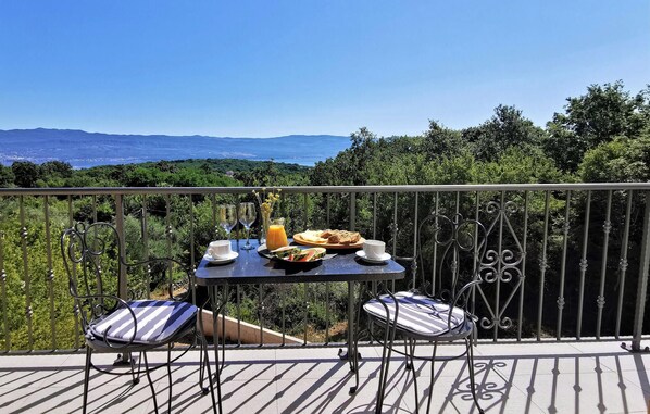 Outdoor dining - 2 bedroom stunning home in Risika (Risika)