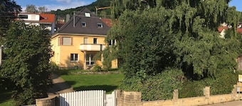 Villa Lou vacation apartment with beautiful terrace at the foot of the Swabian Alb