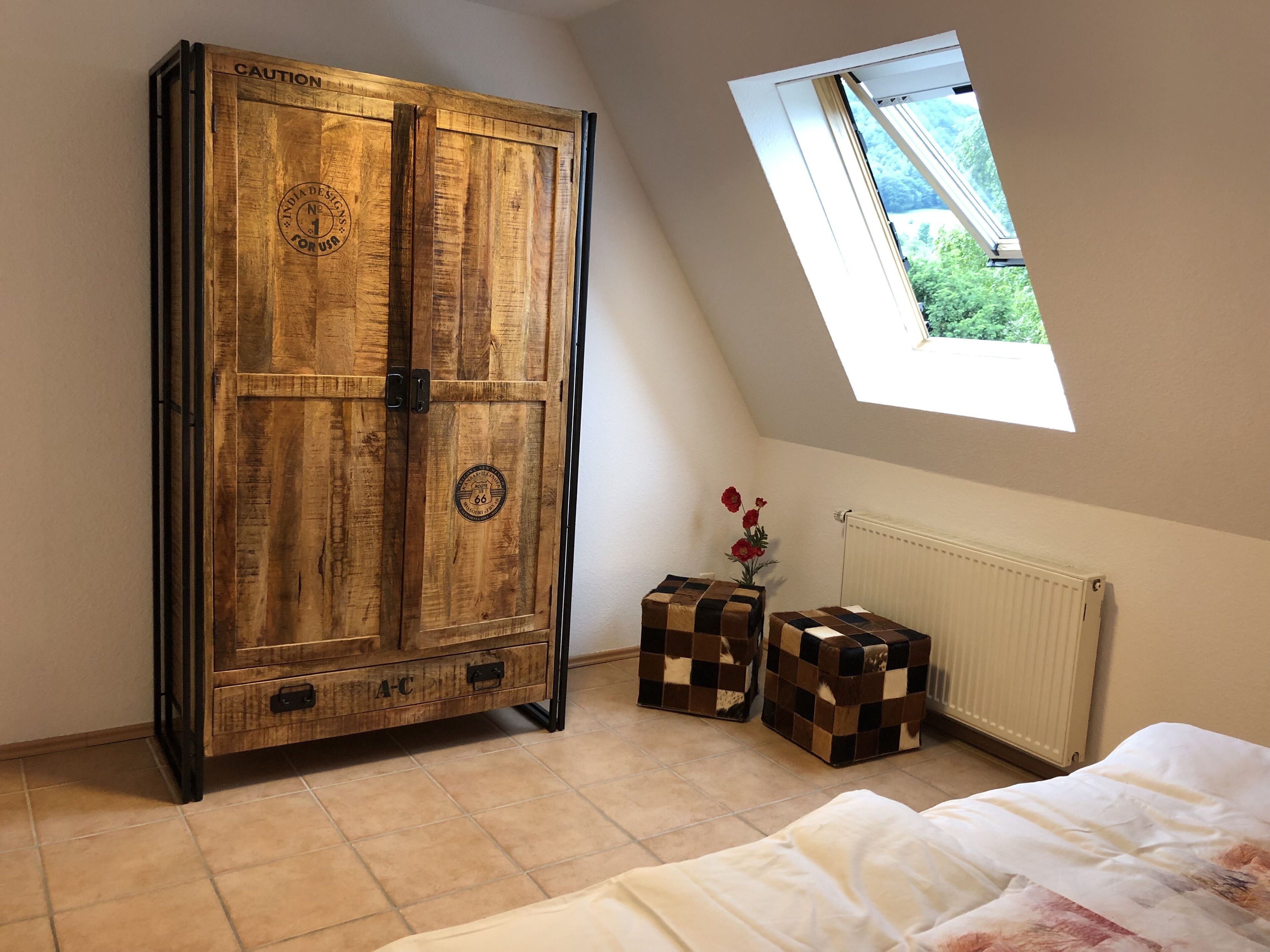 3 chambres, coffres-forts dans les chambres, fer et planche à repasser