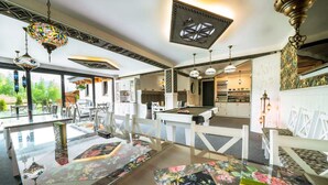 A spacious room with a pool table, dining area, and kitchen. - Beautiful apartment in Koscielisko with sauna (Koscielisko)