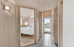 2 slaapkamers, reisbedje