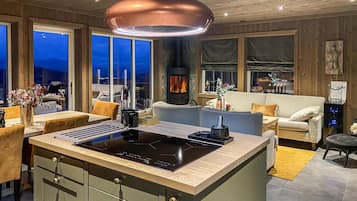 Una televisión, una chimenea