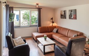 Smart TV - 3 bedroom nice home in Heinkenszand (Heinkenszand)