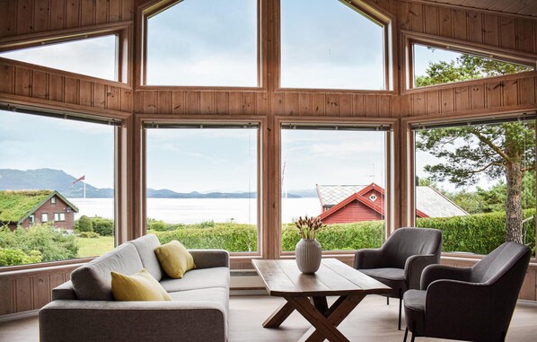 Una Smart TV, una chimenea