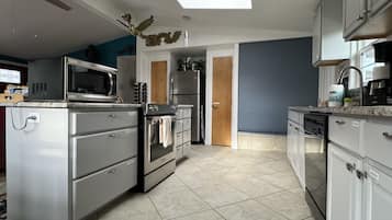 Geladeira, micro-ondas, fogão, cooktop