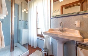 Shower, hair dryer - Stunning home in Chiusi (Chiusi)