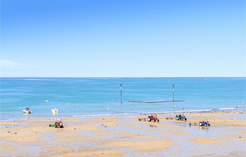 Awesome apartment in Pirou with WiFi