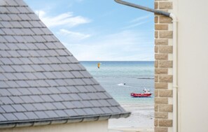 A beach view with a tiled roof and a brick wall. - 4 bedroom beautiful apartment in Pirou (Pirou)