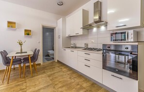 Fridge, microwave, stovetop, dishwasher - Lovely home in Barbariga (Barbariga)