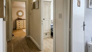 A hallway leading to a bedroom with a bed and a dresser. - 2 bedroom pet friendly apartment in Sorso (Sorso)