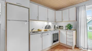 Køleskab, kogeplade, opvaskemaskine, kaffe-/temaskine