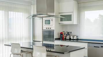 Køleskab, kogeplade, opvaskemaskine