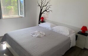 2 slaapkamers, reisbedje, gratis wifi, beddengoed