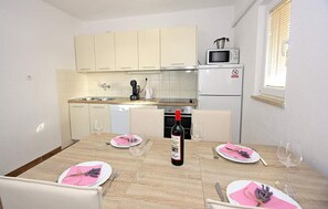 Kjøleskap, ovn, kokeplater og oppvaskmaskin