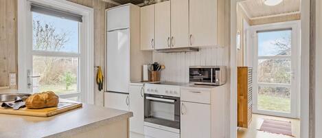 Køleskab, kogeplade, opvaskemaskine, kaffe-/temaskine