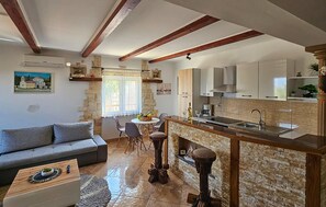 TV - Cozy apartment in Rovanjska / Jasenice with WiFi (Rovanjska / Jasenice)