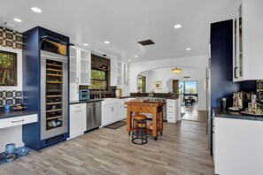 Microwave, oven, stovetop, dishwasher - NEW-Lovely walkable Historical Spanish home with exquisite custom secret garden (San Diego)