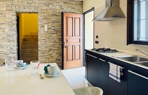 Frigorífic, microones, placa de cuina i cafetera i tetera 