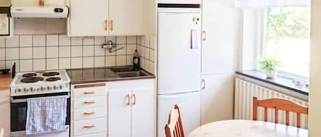 Réfrigérateur, four, plaque de cuisson, cafetière/bouilloire