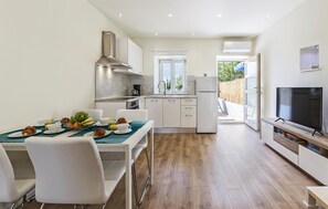 Fridge, oven, stovetop, dishwasher - Nice home in Ripenda Kras, Labin (Ripenda Kras, Labin)