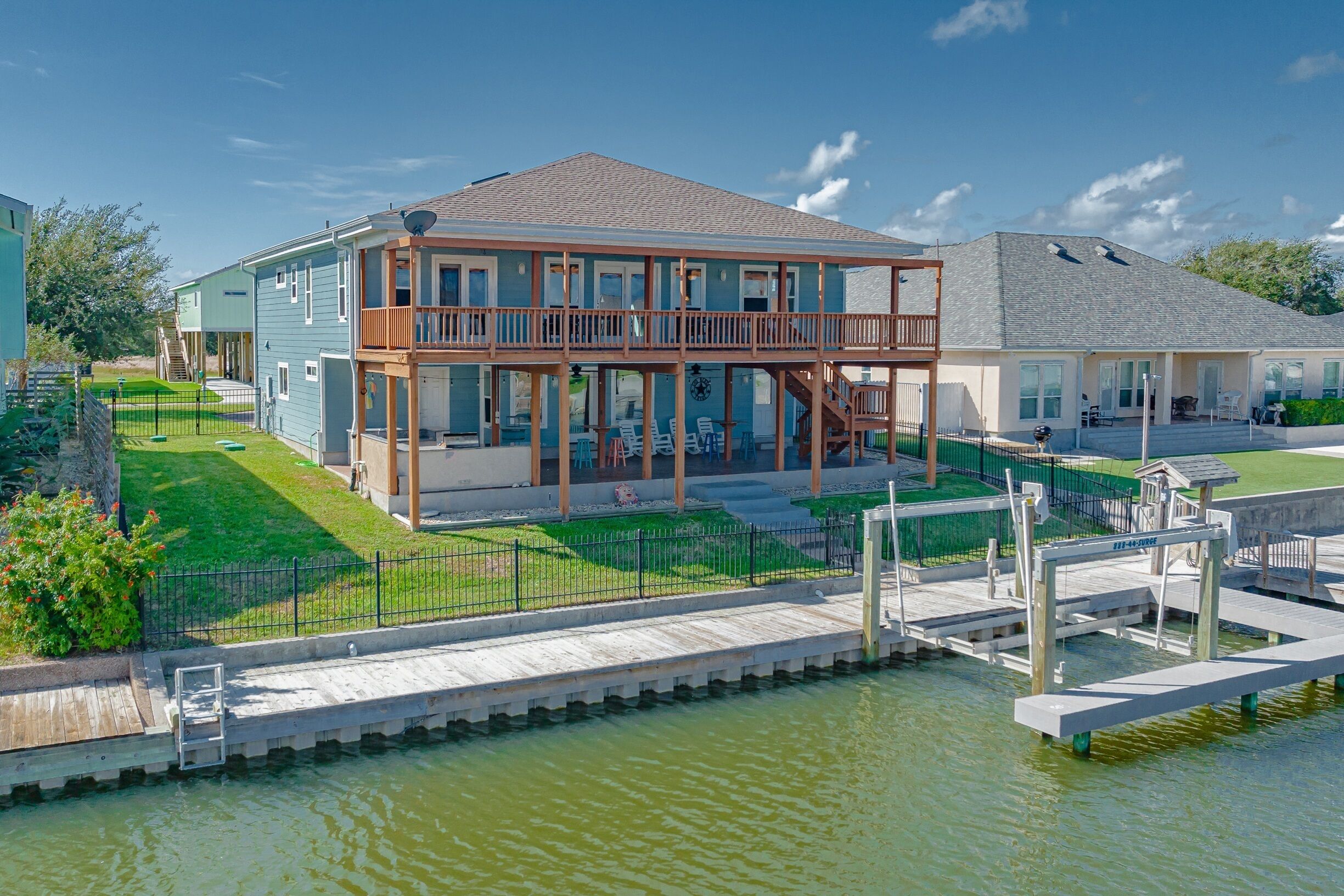 ROCKPORT WATERFRONT HOME, NEW ACs, MINI SUITE, DRIVE TO BEACH!