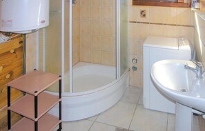 Un baño con ducha, inodoro y lavabo.