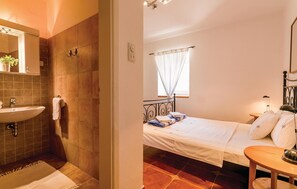 3 bedrooms, travel cot, free WiFi, bed sheets