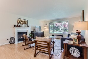 TV connectée, cheminée, livres, espaces bureaux